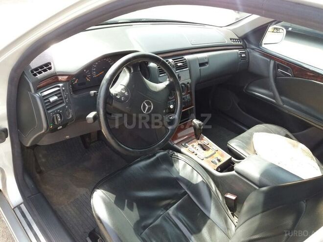 Mercedes E 220 2000, 353,000 km - 2.2 л - Qazax