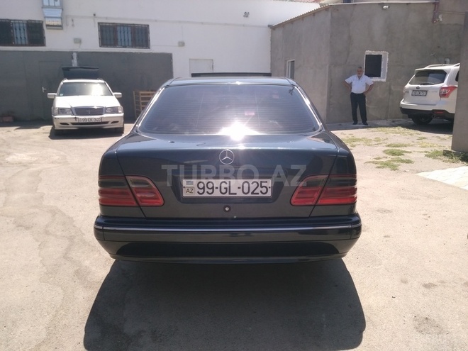 Mercedes E 270 2001, 325,000 km - 2.7 l - Bakı