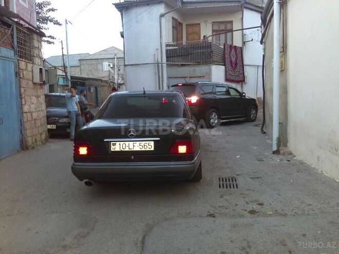 Mercedes E 220 1994, 256,000 km - 2.2 l - Bakı