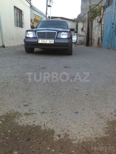 Mercedes E 220 1994, 256,000 km - 2.2 l - Bakı