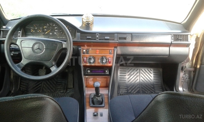 Mercedes E 200 1993, 270,000 km - 2.0 l - Sabirabad