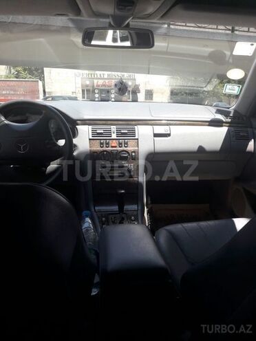 Mercedes E 240 2001, 263,000 km - 2.4 l - Bakı