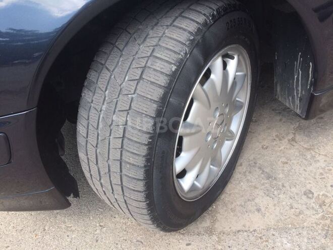 Mercedes E 220 2001, 215,000 km - 2.2 l - Bakı