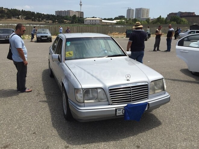 Mercedes E 220 1993, 300,000 km - 2.2 l - Bakı