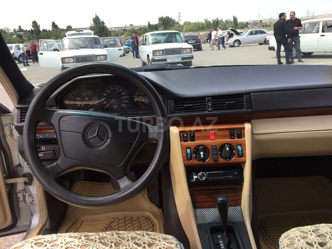 Mercedes E 220 1993, 300,000 km - 2.2 l - Bakı