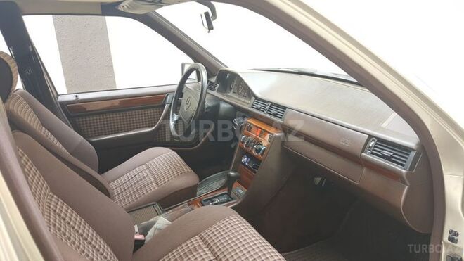 Mercedes E 220 1995, 230,000 km - 2.2 l - Bakı