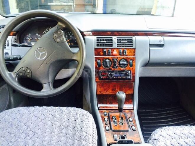 Mercedes E 240 1999, 220,000 km - 2.4 l - Bakı