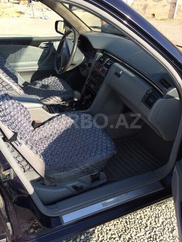 Mercedes E 220 2002, 229,500 km - 2.2 l - Bakı