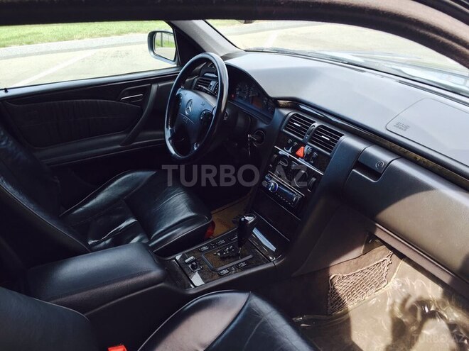 Mercedes E 220 2001, 207,000 km - 2.2 l - Bakı