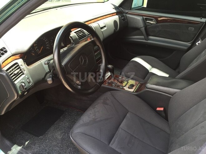 Mercedes E 240 1998, 132,000 km - 2.4 l - Bakı