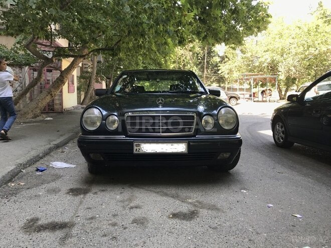 Mercedes E 230 1997, 318,400 km - 2.3 l - Bakı