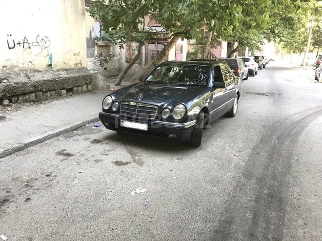Mercedes E 230 1997, 318,400 km - 2.3 l - Bakı