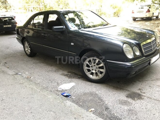 Mercedes E 230 1997, 318,400 km - 2.3 l - Bakı