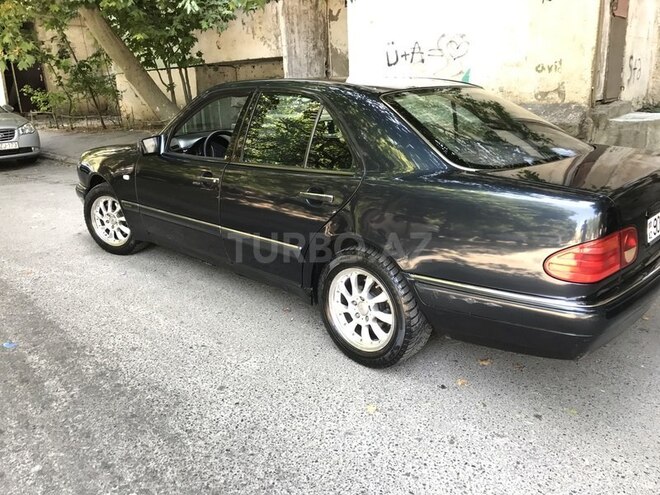 Mercedes E 230 1997, 318,400 km - 2.3 l - Bakı