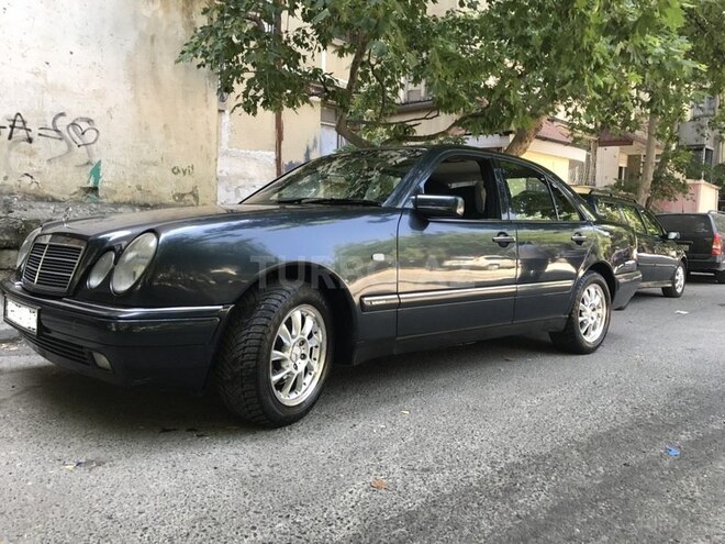 Mercedes E 230 1997, 318,400 km - 2.3 l - Bakı