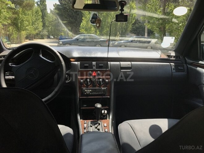Mercedes E 230 1997, 318,400 km - 2.3 l - Bakı