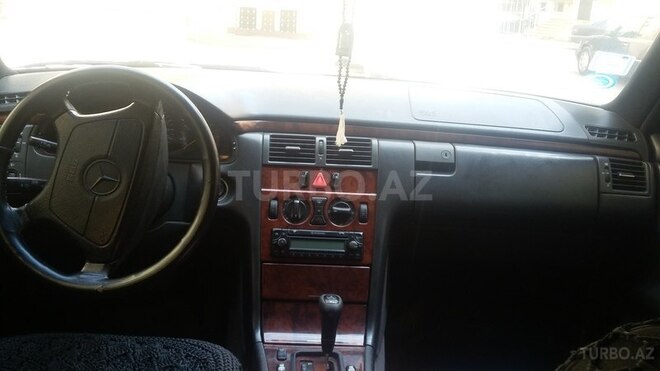 Mercedes E 200 1998, 230,000 km - 2.2 l - Bakı