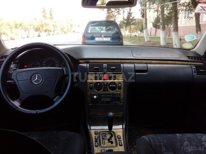 Mercedes E 220 1999, 330,000 km - 2.2 l - Sumqayıt