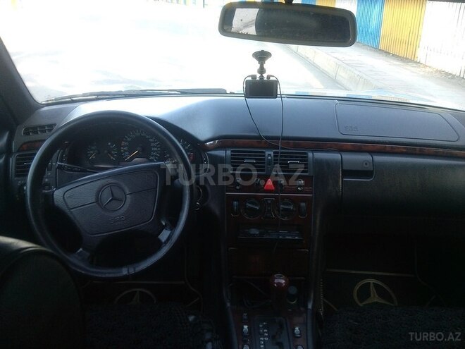Mercedes E 280 1997, 300,000 km - 2.8 l - Qusar