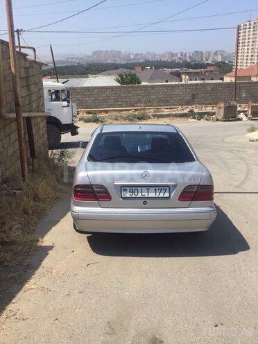 Mercedes E 220 2001, 214,000 km - 2.2 l - Bakı