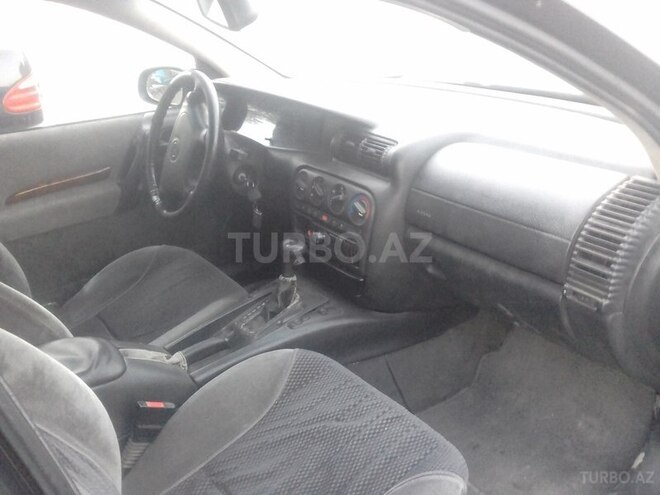 Opel Omega 1994, 200,000 km - 2.0 л - Quba