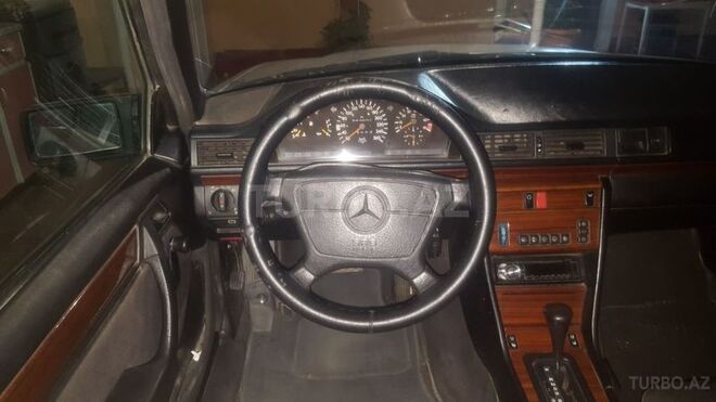 Mercedes E 280 1995, 221,658 km - 2.8 l - Bakı