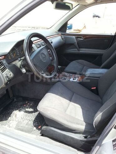 Mercedes E 240 1998, 181,210 km - 2.4 l - Gəncə