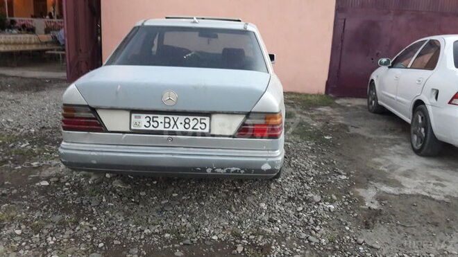 Mercedes E 200 1991, 400,580 km - 2.0 l - Qazax