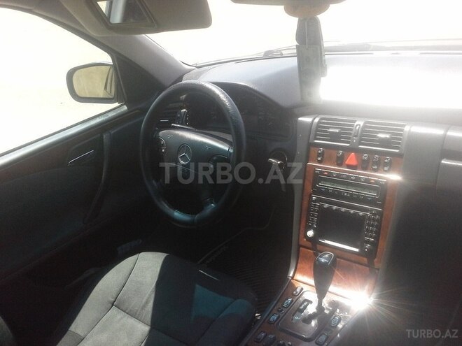 Mercedes E 220 2001, 328,000 km - 2.2 л - Bakı
