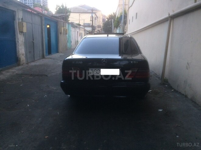 Mercedes E 220 2002, 260,800 km - 2.2 l - Bakı