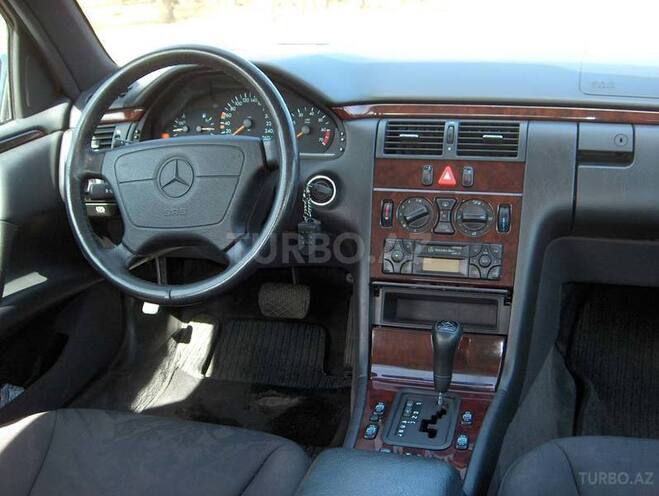 Mercedes E 220 1994, 130,000 km - 2.2 l - Bakı