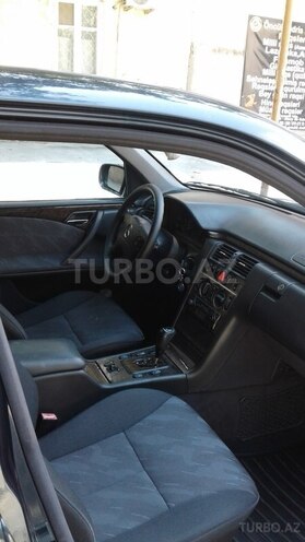 Mercedes E 220 2001, 249,000 km - 2.2 l - Bakı