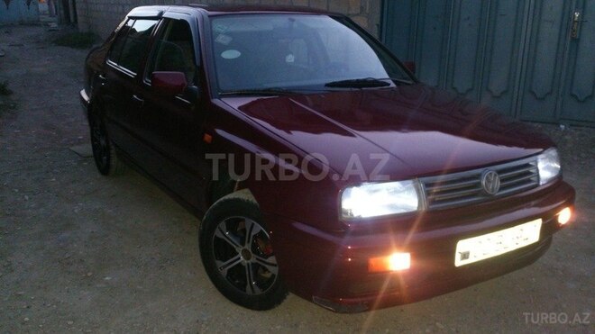 Volkswagen Vento 1992, 186,000 km - 1.8 l - Yevlax