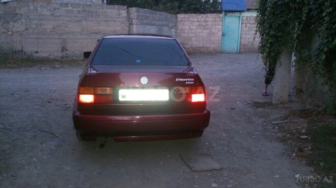 Volkswagen Vento 1992, 186,000 km - 1.8 l - Yevlax