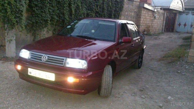 Volkswagen Vento 1992, 186,000 km - 1.8 l - Yevlax