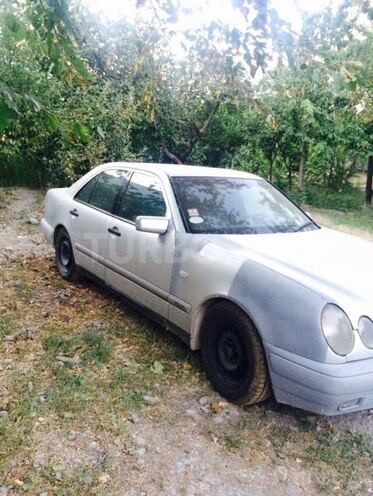 Mercedes E 220 1999, 185,000 km - 2.2 l - Şəki