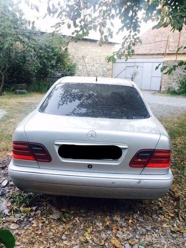 Mercedes E 220 1999, 185,000 km - 2.2 l - Şəki