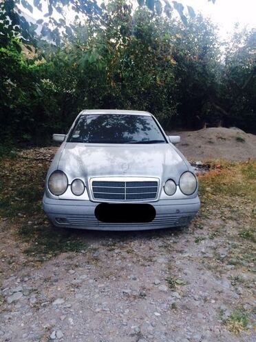 Mercedes E 220 1999, 185,000 km - 2.2 l - Şəki