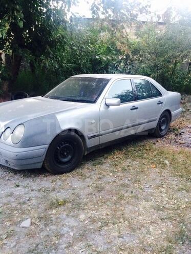 Mercedes E 220 1999, 185,000 km - 2.2 l - Şəki