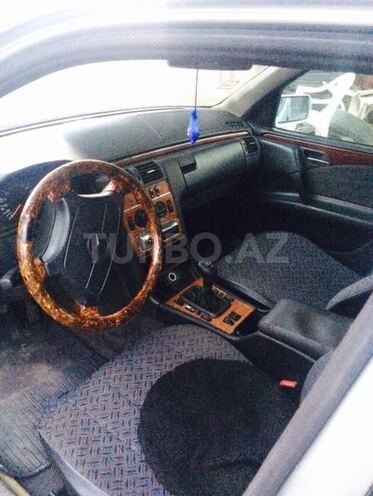 Mercedes E 220 1999, 185,000 km - 2.2 l - Şəki