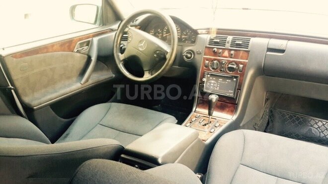 Mercedes E 240 1999, 267,000 km - 2.6 l - Bakı