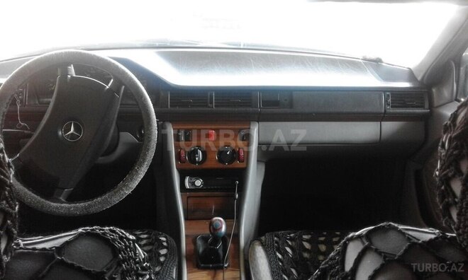 Mercedes E 200 1992, 180,000 km - 2.0 l - Bakı
