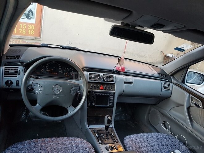 Mercedes E 220 2000, 294,000 km - 2.2 л - Bakı