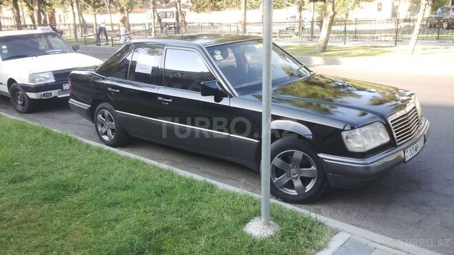 Mercedes E 250 1985, 200,000 km - 2.5 l - Bakı