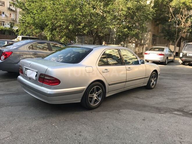 Mercedes E 220 2000, 293,800 km - 2.2 l - Bakı