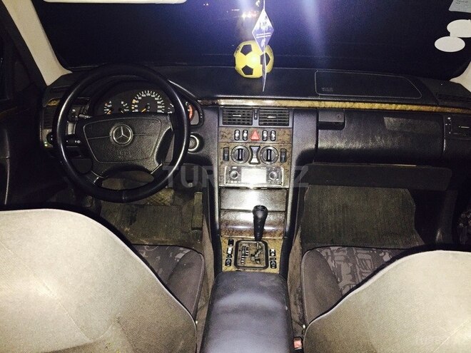 Mercedes E 220 1999, 301,000 km - 2.2 l - Bakı