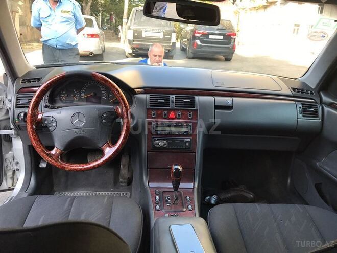 Mercedes E 220 2000, 293,865 km - 2.2 l - Bakı
