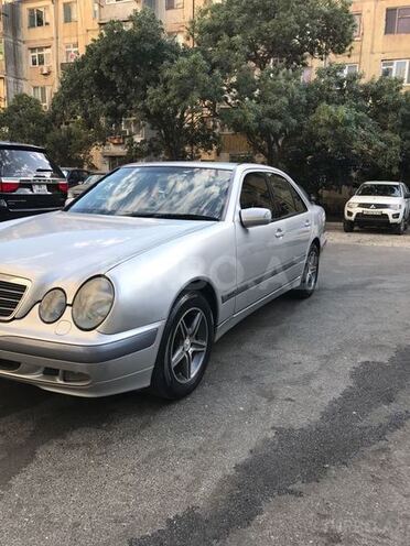 Mercedes E 220 2000, 293,865 km - 2.2 l - Bakı