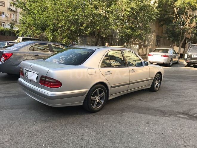 Mercedes E 220 2000, 293,865 km - 2.2 l - Bakı