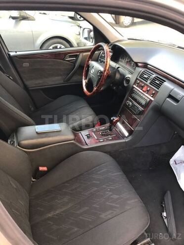 Mercedes E 220 2000, 293,865 km - 2.2 l - Bakı